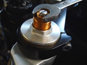 reglage precharge moto