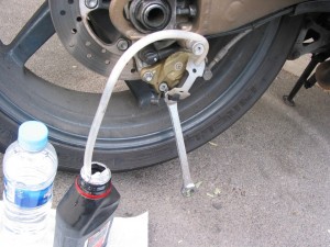 S1 trucs et astuces n 7 purge et vidange du circuit de frein 405431